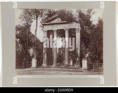 Portico van de Tempel van Antonino en Faustina (réplique); P.E 1.a No 6794. Rome - Villa Borghèse. Le portique du temple d'Antonino et Faustina. (Imitation de l'ancien.). Banque D'Images