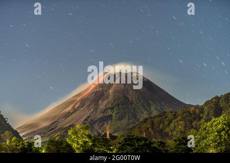 Vue sur la coulée de lave depuis le mont Merapi du volcan vue depuis le village de Kaliurang le 24 avril 2021 dans la province de Yogyakarta, en Indonésie. Banque D'Images