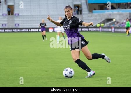 Orlando, États-Unis. 31 mai 2021. Alex Morgan (13 Orlando Pride) se prépare à faire une croix pendant le match de la National Women's Soccer League entre Orlando Pride et Kansas City à l'Exploria Stadium Orlando, Floride. Crédit: SPP Sport presse photo. /Alamy Live News Banque D'Images