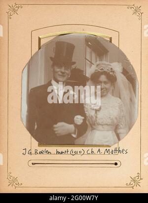 Album photo des familles Boelen, Matthes et Pennink. Album photo dans un dossier en cuir marron avec verrou en métal. Le devant et le bracelet arrière sont décorés de motifs de farine et de feuilles en relief. L'arrière est orné d'un motif géométrique de vaantjes. Schayers de papier à changement blanc. L'album contient treize feuilles de carton épaisses avec de l'or sur la coupe. Chaque page a un passe-partie encadré de lignes de couleur or. Dans ce contexte, il y a un total de 22 cartes-de-Visite et photos, la plupart fournies avec une légende. Cela concerne les membres des familles Coloelen, Matthes et Pennink. L'album photo provient du e Banque D'Images