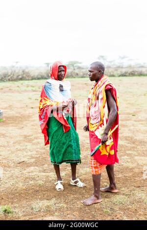 Deux hommes de la tribu Massai marchant ensemble Banque D'Images