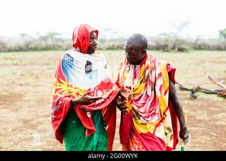 Deux hommes Massai marchant ensemble sous la pluie Banque D'Images