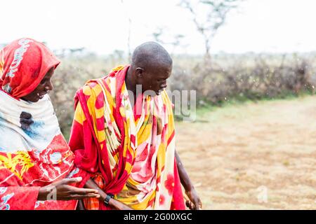 Deux hommes Massai marcher ensemble Banque D'Images