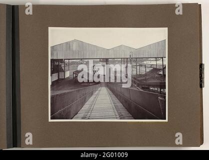 RietCarriers avec Rietloarse East Side. Dispositif de déchargement des wagons de train avec la canne à sucre, vu des transporteurs de roseaux. Partie de l'album photo offert à F.J. Wirix par l'intermédiaire du personnel de la compagnie de sucre Djatiroto en 1917. Banque D'Images