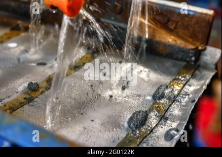 Écran vibrant, lavage du minerai avec du liquide Banque D'Images