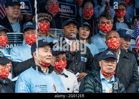 Eric Adams, candidat à la mairie et actuel président du quartier de Brooklyn, prend la parole lors d'un rassemblement de campagne en faveur de sa candidature au poste de maire de New York organisé par la communauté asiatique américaine devant la bibliothèque publique de Flushing à New York le 30 mai 2021. M. Adams était accompagné du représentant des États-Unis, M. Tom Souzzi, du président de Queens Borough, M. Donovan Richards, et du membre du conseil municipal, M. Peter Koo. Le rallye s'est déroulé sous une pluie battante et de nombreux supporters asiatiques ont déclaré que c'était pour la chance que la tradition chinoise chérit l'eau. (Photo de Lev Radin/Sipa USA) Banque D'Images