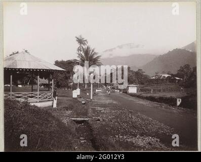 Face à la rue à Pandjang donnant sur Gunung Marapi.; Padang Pandjang. Face de rue à Pandjang avec un certain nombre de maisons, contre l'arrière-plan, le Gunung Marapi est visible Banque D'Images