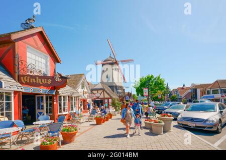 Solvang, Californie, Etats-Unis - 29 mai 2021 rue principale, vue sur la rue, et les touristes à Solvang, belle petite ville en Californie, la ville a connu pour ses Banque D'Images