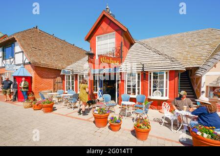 Solvang, Californie, Etats-Unis - 29 mai 2021 rue principale, vue sur la rue, et les touristes à Solvang, belle petite ville en Californie, la ville a connu pour ses Banque D'Images