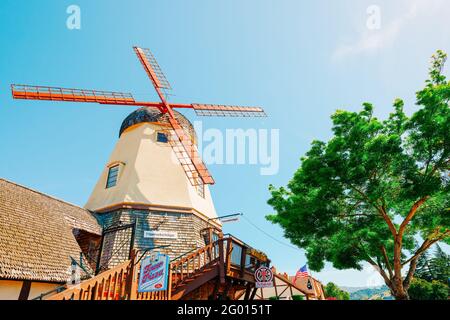 Solvang, Californie, États-Unis - 29 mai 2021 Windmill à Solvang, Tower Pizza sur main Street. Architecture, vue sur la rue, style danois traditionnel, Little D. Banque D'Images