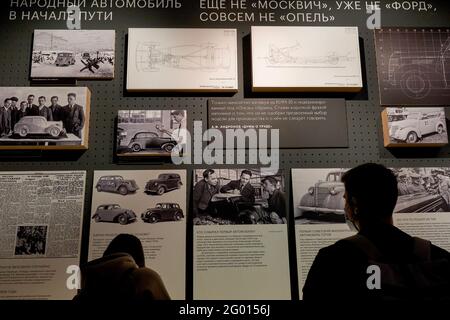 Moscou, Russie. 30 mai 2021. Visiteurs lisant le tableau de bord, pendant l'exposition. L'exposition biographique raconte l'histoire de la marque Moskvich, l'automobile soviétique la plus populaire. Le Musée des transports de Moscou a présenté pour la première fois une collection de voitures en série, de prototypes de moscovites et de voitures de course. Dans quatre salles de l'exposition, les visiteurs retraceront le chemin de la marque automobile, du tournage des principaux films soviétiques à la participation à des rassemblements internationaux jusqu'à la fermeture de l'usine. (Photo de Mihail Siergiejewicz/SOPA Imag/Sipa USA) crédit: SIPA USA/Alay Live News Banque D'Images