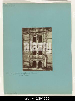 Du Château d'Azay le Rideau près de Tours. L'escalier, détail de la façade du château d'Azay-le-Rideau, avec plaquitos décoratifs avec salamandres et hermines sous les arches. Banque D'Images