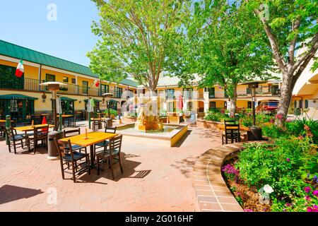 Solvang, Californie, Etats-Unis - 29 mai 2021 Toscana Pizzeria à Solvang, bâtiment et place magnifiquement paysagée. Comté de Santa Barbara, Californie Banque D'Images