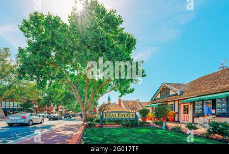 Solvang, Californie, États-Unis - 29 mai 2021 Santa Ynez Valley Real Estate Company dans le centre-ville de Solvang, vue sur la rue, maisons, paysage Banque D'Images