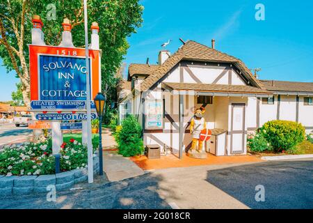 Solvang, Californie, États-Unis - 29 mai 2021 Solvang Inn and Cottages, hôtel dans le centre-ville, l'architecture reflète le style traditionnel danois. Ville de Souther Banque D'Images