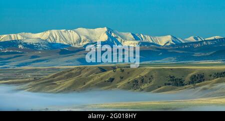 panorama de la plage d'anaconda au-dessus du brouillard dans la vallée de clark fork près de deer lodge, montana Banque D'Images