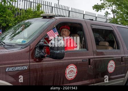 New York, États-Unis. 30 mai 2021. Un membre de Guardian Angels participe à la parade annuelle de voiture du jour commémoratif du College point qui a lieu à College point, Queens, à New York. Le fondateur de Guardian Angels et le candidat à la mairie de New York, Curtis Sliwa, ont participé à la parade annuelle des voitures du jour du Memorial Day de College point, un samedi pluvieux. Crédit : SOPA Images Limited/Alamy Live News Banque D'Images