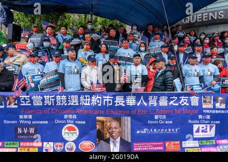 New York, États-Unis. 30 mai 2021. Les partisans du candidat à la mairie de New York Eric assistent à un rassemblement en faveur du candidat à la mairie de New York Eric à New York. Le candidat à la mairie de New York et le président de Brooklyn Borough Eric Adams, s'adressant à des New-Yorkais d'origine asiatique et américaine, A déclaré ses liens étroits avec la communauté et s'est engagé à mettre fin à la violence anti-asiatique si elle était élue à la tête de l'hôtel de ville. Crédit : SOPA Images Limited/Alamy Live News Banque D'Images