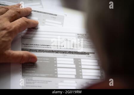 Bad Oeynhausen, Allemagne. 29 mai 2021. ILLUSTRATION - UN pensionné remplit l'annexe R pour sa déclaration de revenus. La Cour fédérale de l'exercice annoncera des décisions dans deux affaires d'imposition des pensions sur Momtag (31.05.2021). La question est de savoir si le gouvernement fédéral impose à tort deux fois les pensions. (À 'la Cour fiscale fédérale annonce des décisions de retraite - impact majeur possible') crédit: Lino Mirgeler/dpa/Alamy Live News Banque D'Images