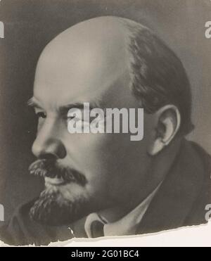 Portrait de Lénine du bureau de Paul de Groot, président du CPN. Photo portrait de Wladimir Iljitch Uljanov (Lénine) en trois quarts. La photo est retouchée, probablement déjà sur le négatif. Lénine a des cheveux gris ici et là. En bas, une bordure du papier photo. Il y a plusieurs timbres au dos: «imprimé dans l'Union des Républiques socialistes soviétiques» et un timbre rouge avec la date du 18 janvier 1952. En crayon: 'Vérité' (la page quotidienne du CPN) et 'en cours'. La vieille colle est sur le dos. En haut de la photo se trouve un trou d'une goupille-poussoir. Banque D'Images