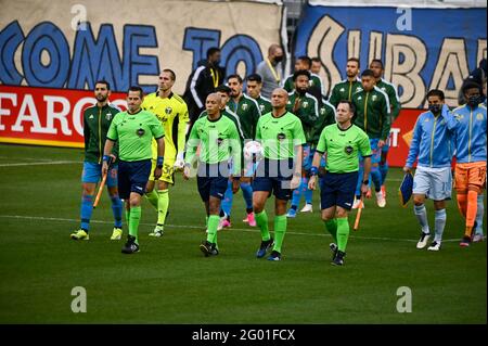 Chester, Pennsylvanie, États-Unis. 30 mai 2021. 30 mai 2021, Chester PA- les arbitres de match marchent les joueurs de Philadelphia Union et Portland Timbers sur le terrain à Subaru Park crédit: Ricky Fitchett/ZUMA Wire/Alay Live News Banque D'Images