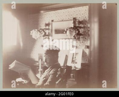 Lire l'empereur Wilhelm II en uniforme dans sa cabine; Seine Majestät der Kaiser auf der Heimreise. Fait partie de l'album 'Erinnerungen an Norwegen IM juillet 1889 Banque D'Images