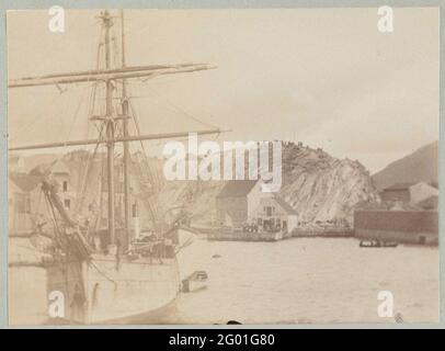 Ville côtière norvégienne vue depuis le navire de passage; im hafen von mountains. Banque D'Images