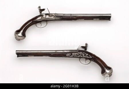 Pistolet de vol. Partie d'un couple. La serrure est non famée sur le bord gravé et une signature. La boucle a été étiquetée avec les armoiries d'Amsterdam et en bas avec un nénuphar. La fiole a été coupée avec, entre autres choses, des louanges. La fixation en fer comprend une plaque à vis de radeau à feuilles, une plaque de pouce en forme de coeur encadrée par des bords et des branches en fleur avec une couronne au-dessus, et un capuchon kolf avec un masque en relief sur une plaque de flacon octogonale ; la baguette de chargement est équipée d'un capot en fer. Banque D'Images