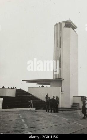 Des soldats de Wehrmacht sur l'Afsluitdijk. Les soldats allemands sont au monument de l'Afsluitdijk. Le monument, conçu par Dudok, a été construit là où le poème d'Afsluitdijk était un poème de 1932. Etat arrière : pays-Bas. AM See, Vünfter Treppe Bin ICH 60 M. Über Wasser. Banque D'Images