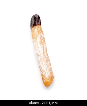 Churro savoureux trempé dans du chocolat sur fond blanc Banque D'Images