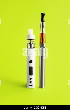 VAPE mod avec cigarette électronique sur fond de couleur Banque D'Images