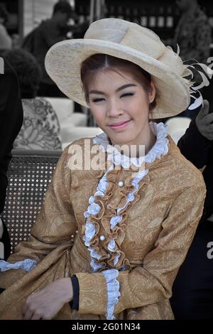 Vêtements d'époque. Modèle féminin portant des vêtements édouardiens Banque D'Images