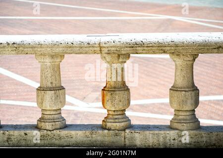 Anciennes colonnes en pierre dans le centre historique de la ville d'Arezzo, Toscane, italie Banque D'Images