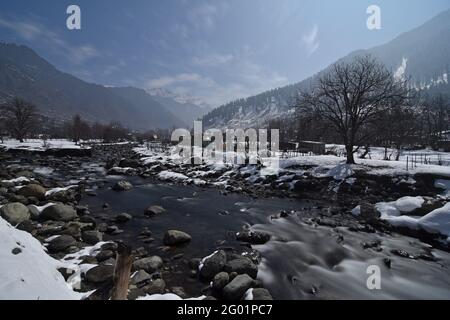 Vallée de Pahagam et rivière Lidder à Full Moonlight, Cachemire. Tourné à 2 heures du matin sous pleine lune. Janvier 2021 Banque D'Images