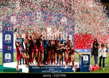 Reggio Emilia, Italie. 30 mai 2021. Italie, Reggio Emilia, mai 30 2021: Les joueurs roms célèbrent la victoire lors du match de football AC MILAN vs AS ROMA, final Women Coppa Italia, Mapei Stadium (photo de Fabrizio Andrea Bertani/Pacific Press) Credit: Pacific Press Media production Corp./Alay Live News Banque D'Images