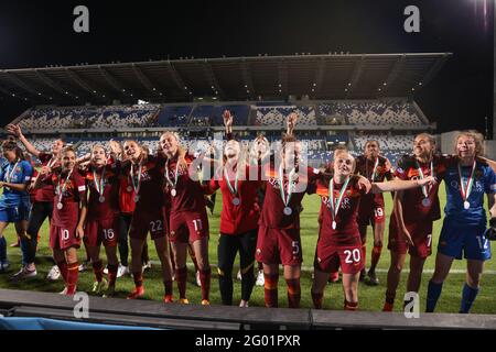 Reggio Emilia, Italie. 30 mai 2021. Italie, Reggio Emilia, mai 30 2021: Les joueurs roms célèbrent la victoire lors du match de football AC MILAN vs AS ROMA, final Women Coppa Italia, Mapei Stadium (photo de Fabrizio Andrea Bertani/Pacific Press) Credit: Pacific Press Media production Corp./Alay Live News Banque D'Images