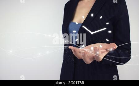 Concept de gestion du temps. Symbole de l'heure de l'hologramme numérique à main sur fond gris. Objectifs de la stratégie d'efficacité, échéancier ponctuel. Banque D'Images