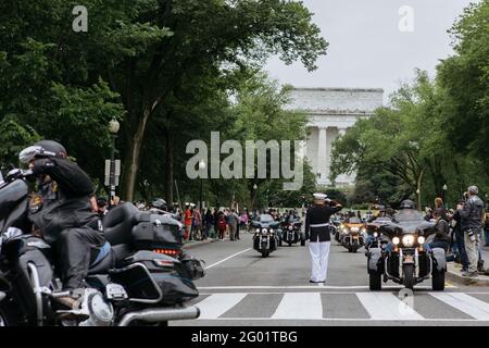 Washington, District de Columbia, États-Unis. 30 mai 2021. Sergent d'état-major vétéran du corps des Marines des États- TIM CHAMBERS salue les motocyclistes qui passent dimanche à l'angle de Constitution Avenue et 23e rue dans NW Washington crédit: Syed Yaqeen/ZUMA Wire/Alay Live News Banque D'Images