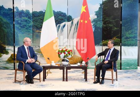 Guiyang, province chinoise de Guizhou. 30 mai 2021. Le conseiller d'État chinois et ministre des Affaires étrangères Wang Yi a des entretiens avec le ministre irlandais des Affaires étrangères et ministre de la Défense Simon Coveney à Guiyang, capitale de la province de Guizhou, dans le sud-ouest de la Chine, le 30 mai 2021. Credit: Yang Wenbin/Xinhua/Alamy Live News Banque D'Images