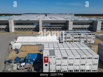 30 mai 2021, Brandebourg, Grünheide: Le chantier de construction du Gigafactory Tesla à l'est de Berlin (vue aérienne avec un drone). Selon Tesla, la production et la livraison des premiers véhicules ne débuteront pas avant la fin de 2021. Photo: Patrick Pleul/dpa-Zentralbild/dpa Banque D'Images