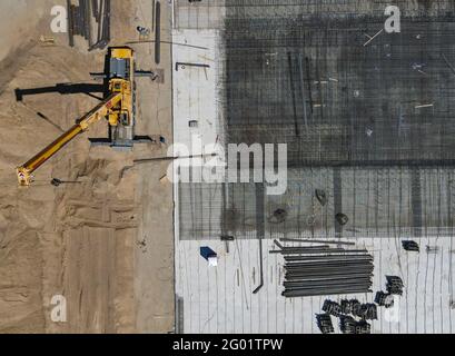 30 Mai 2021, Brandebourg, Grünheide: Sur le chantier de construction du Gigafactory Tesla à l'est de Berlin, la fondation d'un autre bâtiment est en cours de construction (vue aérienne avec un drone). Selon Tesla, la production et la livraison des premiers véhicules ici ne débuteront pas avant la fin de 2021. Photo: Patrick Pleul/dpa-Zentralbild/dpa Banque D'Images