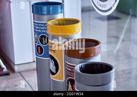 Kemer, Turquie - Mai 19: Poubelles avec tri pour différents types de déchets avec inscriptions et images pour les déchets Banque D'Images