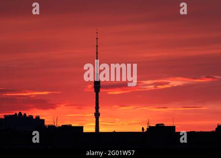 MOSCOU - 30 MAI : tour de télévision d'Ostankinskaya au coucher du soleil de printemps à Moscou le 30 mai. 2021 en Russie Banque D'Images