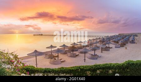 Paysage avec trois coins fayrouz Beach Resort au lever du soleil à Marsa Alam, Egypte Banque D'Images