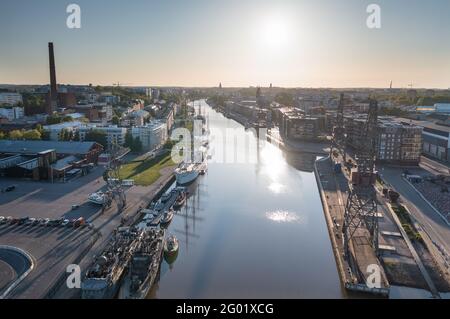 Turku, Finlande - 30-05-2021: Vue aérienne de la ville avec le Swan de Finlande dans la rivière Aurajoki en été. Banque D'Images