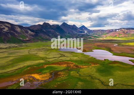 Vue aérienne des lacs et des montagnes dans le parc national de Thingvellir, Islande Banque D'Images