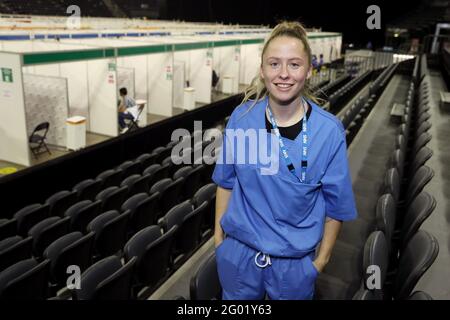 Le caporal Leah Clayton-Smith, 22 ans, de Scarborough, un des CMDT qui a travaillé au centre de vaccination de l'ESE Arena de Belfast. Plus de 100 techniciens en médecine de combat (SMTS) ont administré des vaccins pendant la pandémie du coronavirus. Date de la photo: Jeudi 27 mai 2021. Banque D'Images