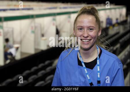 Le caporal Leah Clayton-Smith, 22 ans, de Scarborough, un des CMDT qui a travaillé au centre de vaccination de l'ESE Arena de Belfast. Plus de 100 techniciens en médecine de combat (SMTS) ont administré des vaccins pendant la pandémie du coronavirus. Date de la photo: Jeudi 27 mai 2021. Banque D'Images