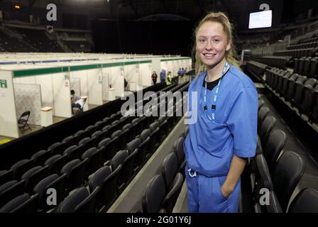 Le caporal Leah Clayton-Smith, 22 ans, de Scarborough, un des CMDT qui a travaillé au centre de vaccination de l'ESE Arena de Belfast. Plus de 100 techniciens en médecine de combat (SMTS) ont administré des vaccins pendant la pandémie du coronavirus. Date de la photo: Jeudi 27 mai 2021. Banque D'Images