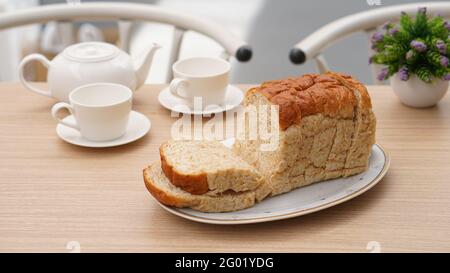 Pain de blé servi sur l'assiette pour le petit déjeuner Banque D'Images
